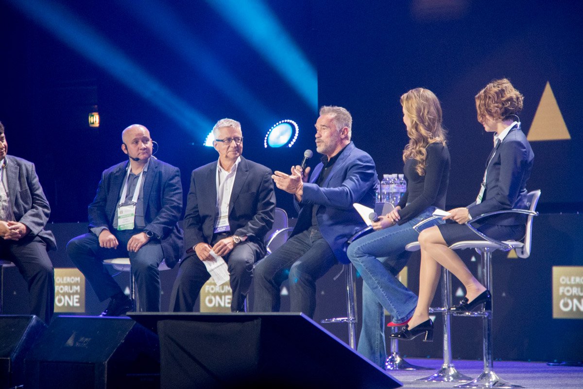 Самыми ожидаемыми гостями мероприятия стали Арнольд Шварценеггер и человекоподобный робот София