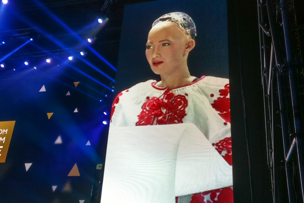 София вышла (точнее ее вывели) на сцену в вышиванке и сказала, что ей очень нравятся украинцы