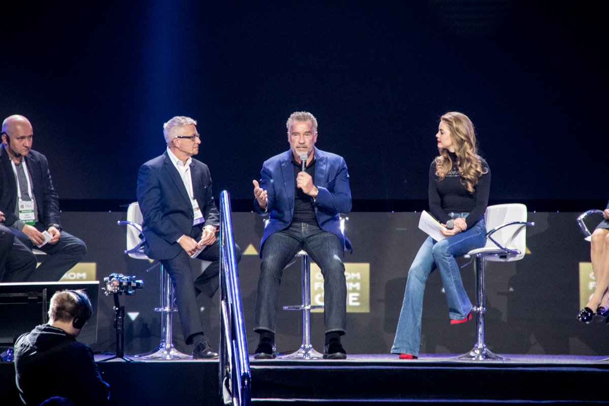 Арнольд Шварценеггер вышел на сцену под напряженную музыку и лазерное шоу