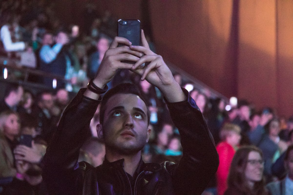 В конце "Железный Арни" сделал селфи со сцены со всеми участниками форума