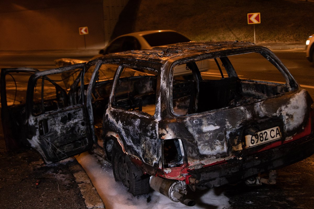 В Киеве на развязке перед мостом Патона сгорел Ford Siera