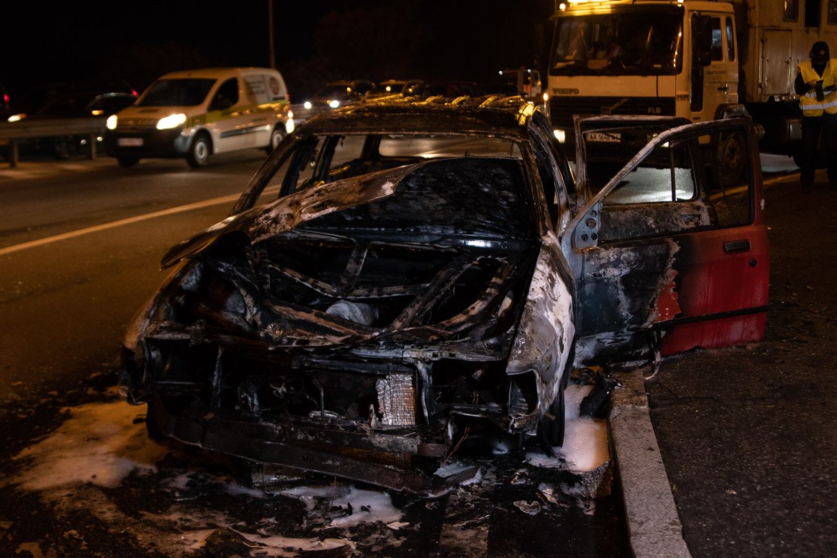 По предварительной информации, автомобиль загорелся на ходу