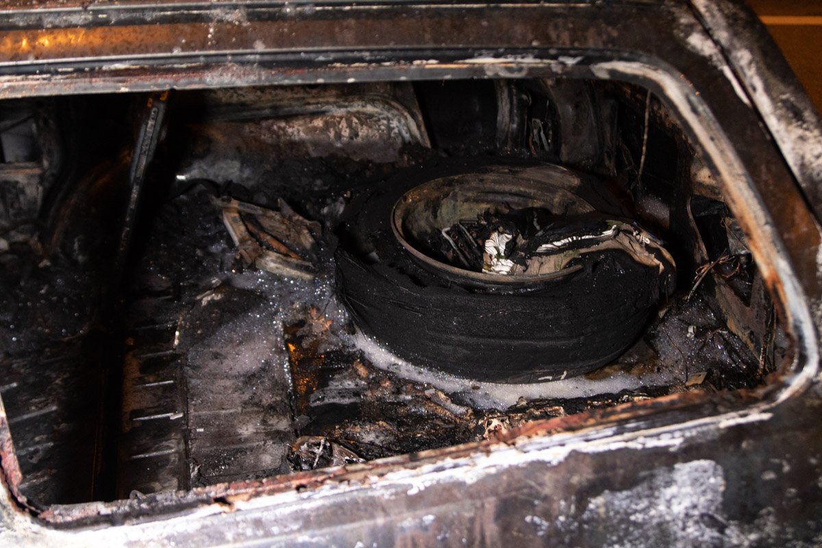 До прибытия пожарных, огонь пытались усмирить огнетушителями, но этого сделать не удалось