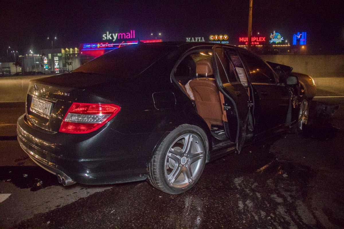 Напротив ТЦ Skymoll произошло ДТП при участии Mercedes AMG и маршрутки 192