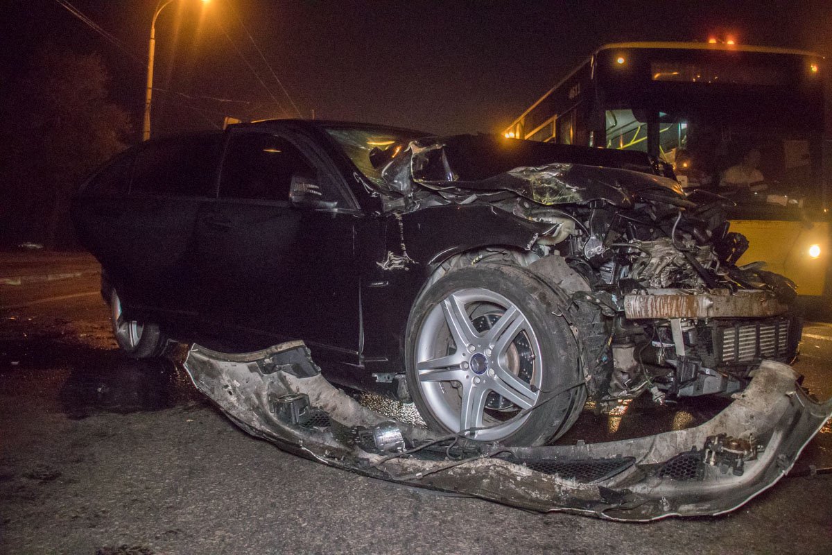 Водитель Mercedes въехал в маршрутку на ходу