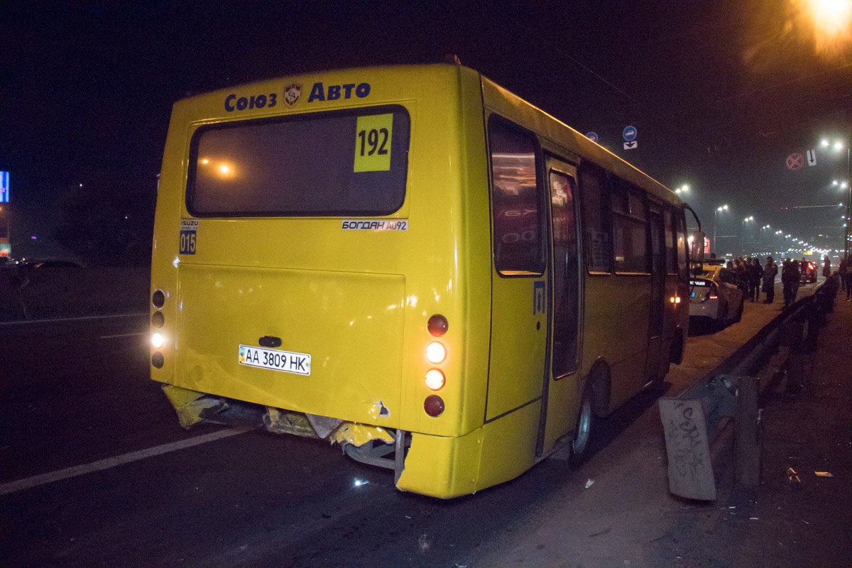 В салоне маршрутки находилось около 10 человек, трое из них пострадали
