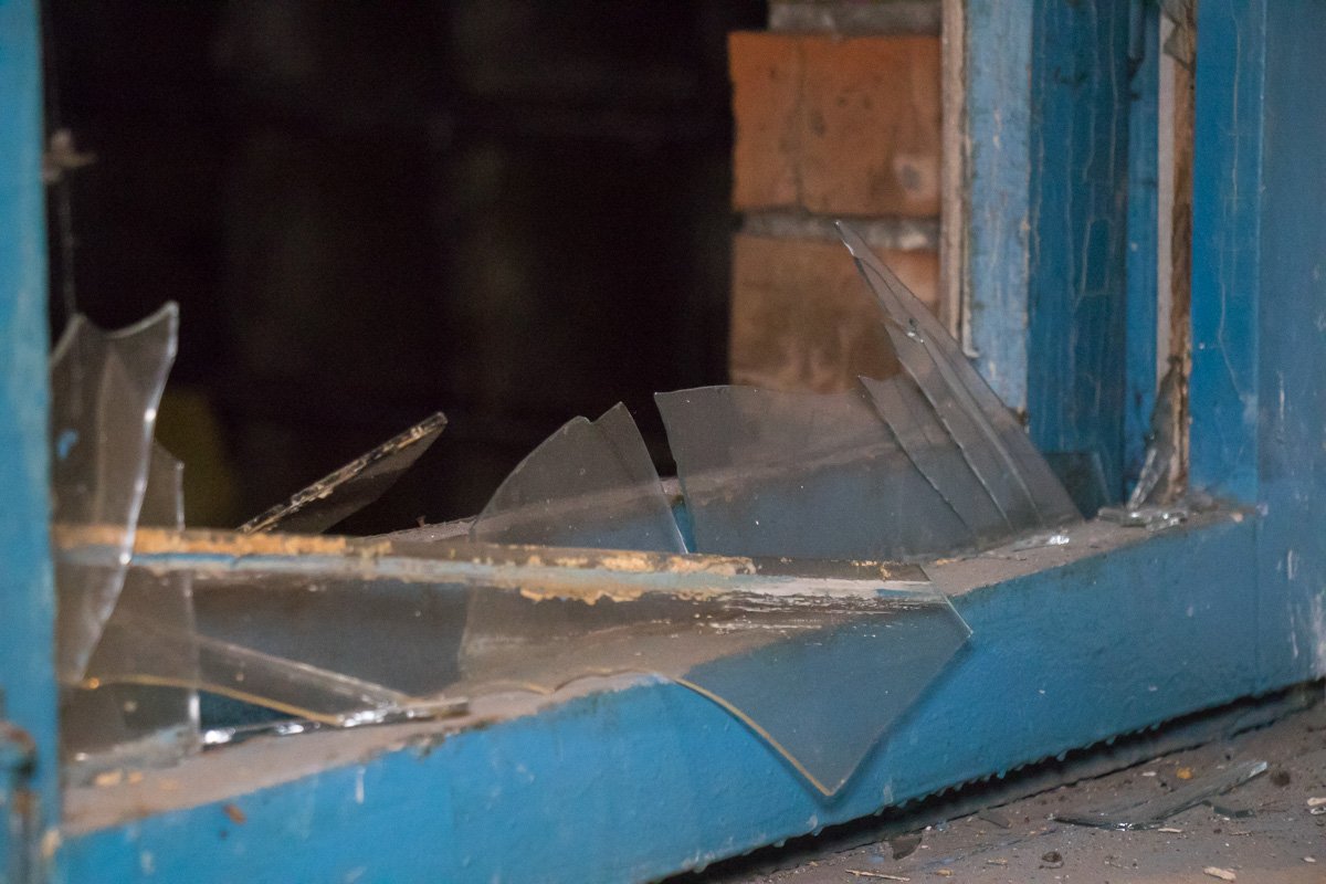 В квартире, которая стала эпицентром события, проживают мать и сын, которые злоупотребляют алкоголем