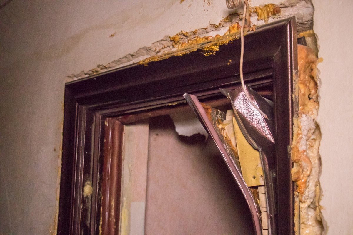 Так же волна повредила двери и наличники всему подъезду