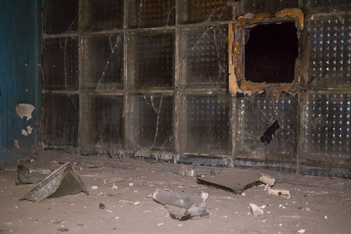 На 8 этаже полностью снесло участок стены из стеклоблоков