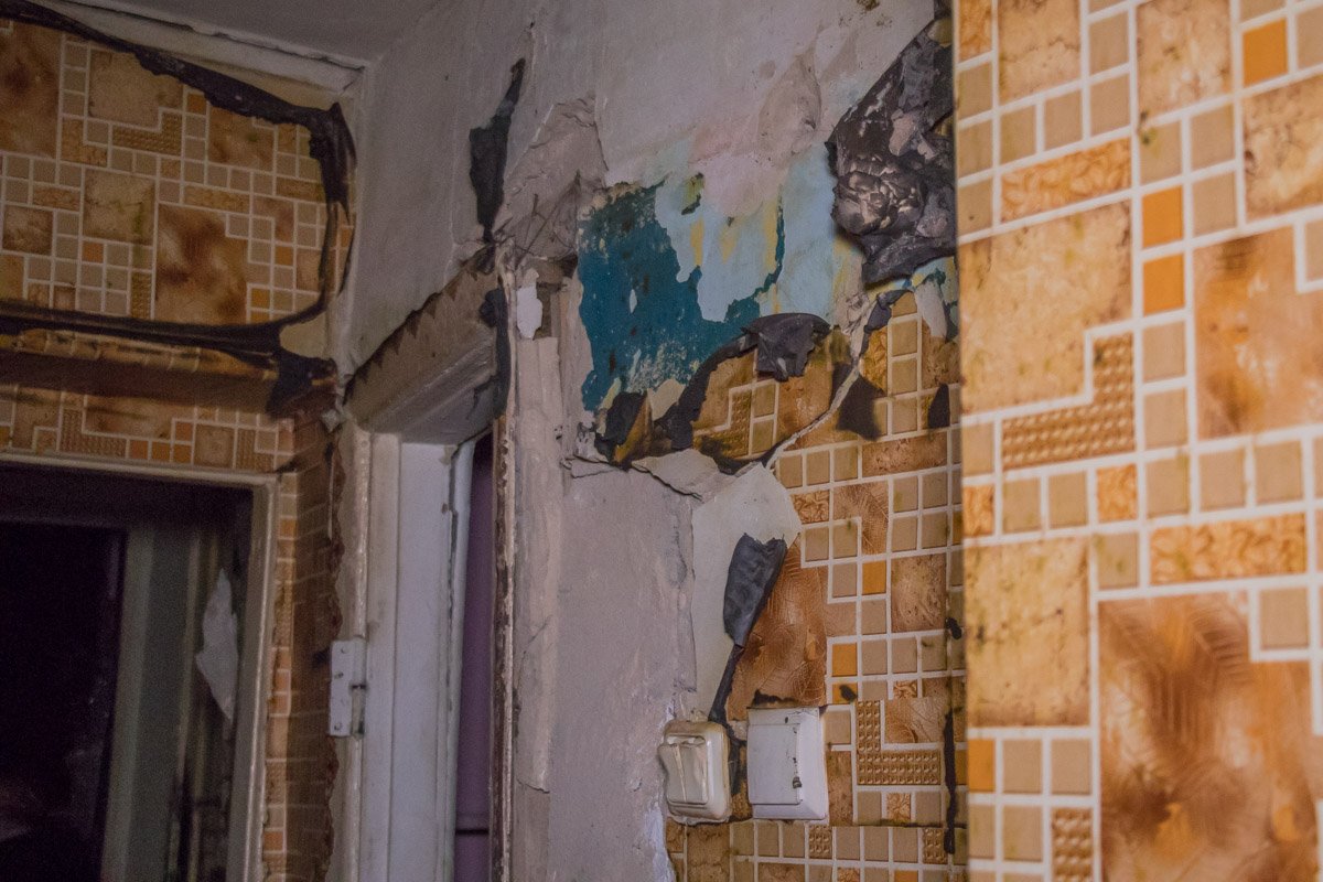 По словам очевидцев, хозяйку квартиры срочно госпитализировали в ожоговый центр