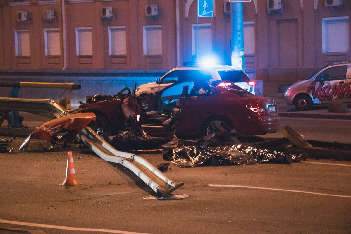 В машине находилось пять человек, двое из них погибли