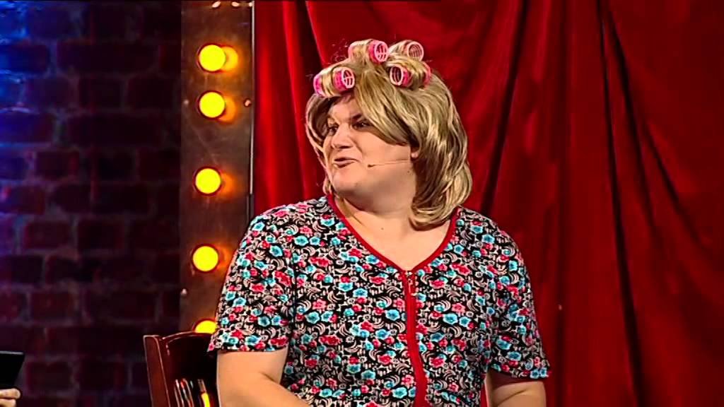 Один из артистов шоу очень любит представать перед зрителями в женском образе Один из артистов шоу очень любит представать перед зрителями в женском образе