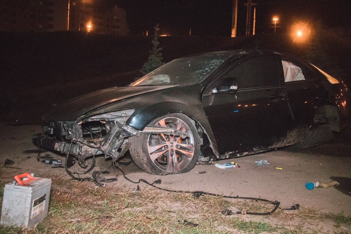 Возле Индустриального моста произошло Автомобиль Honda Accord слетел с дороги вниз, перевернулся и рассыпался на части