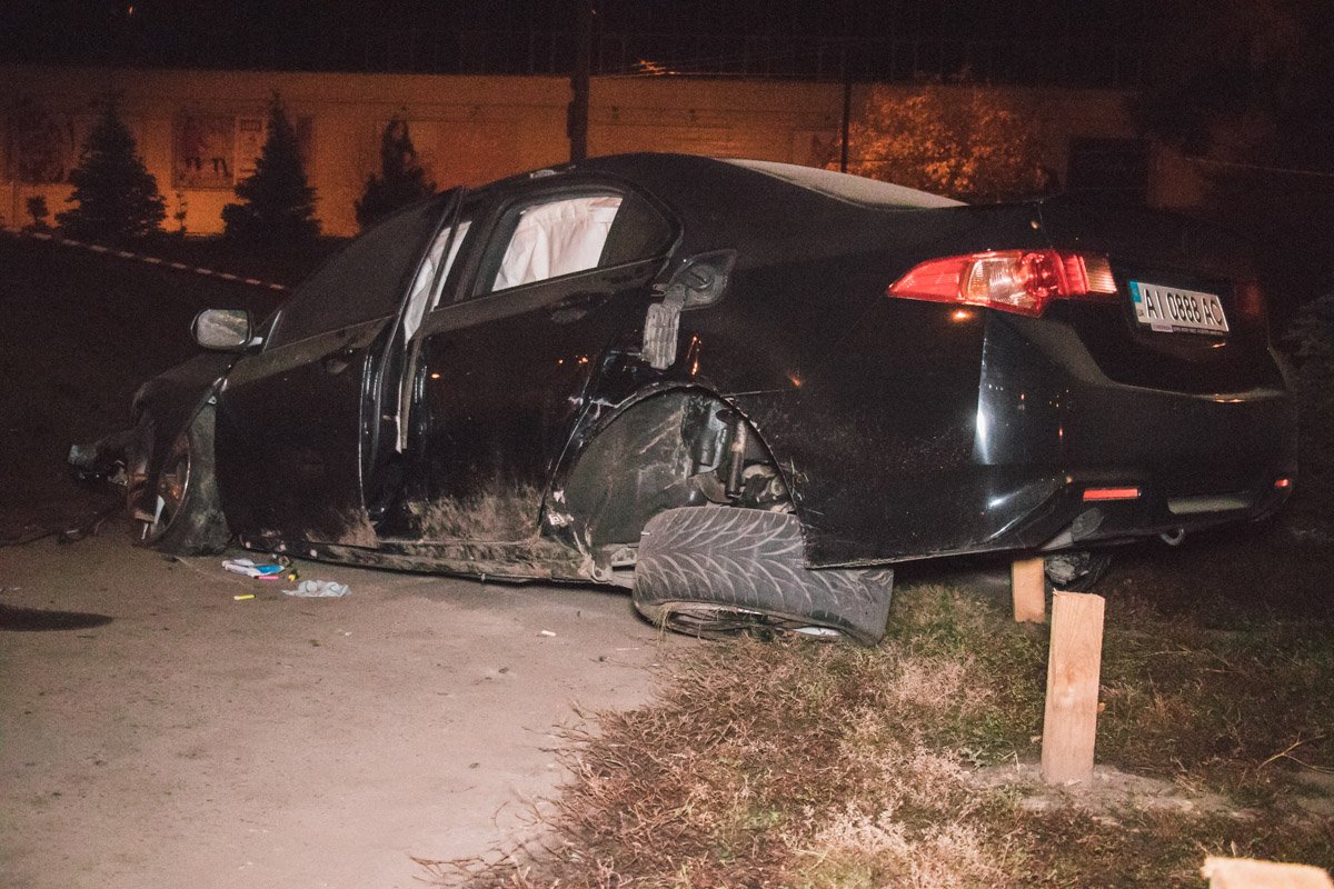 Honda двигался на большой скорости в сторону проспекта Комарова, но не справился с управлением и вылетел с проезжей части