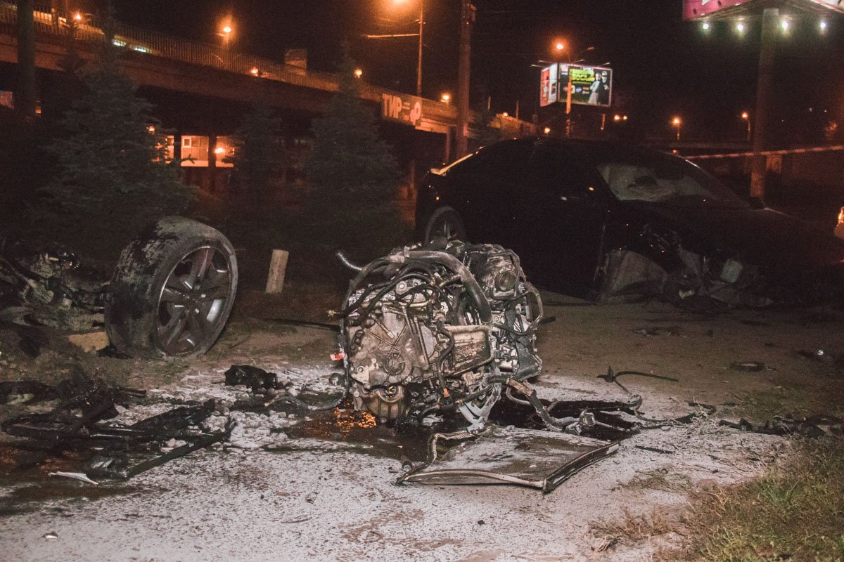 От ударов двигатель вырвало и отбросило в сторону