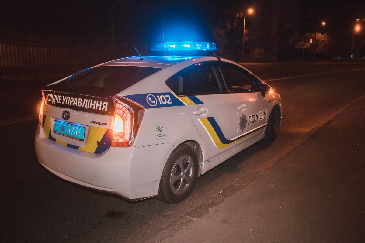 Когда патрульные начали доставать водителя, он был без сознания, но потом пришел в себя и пытался сбежать