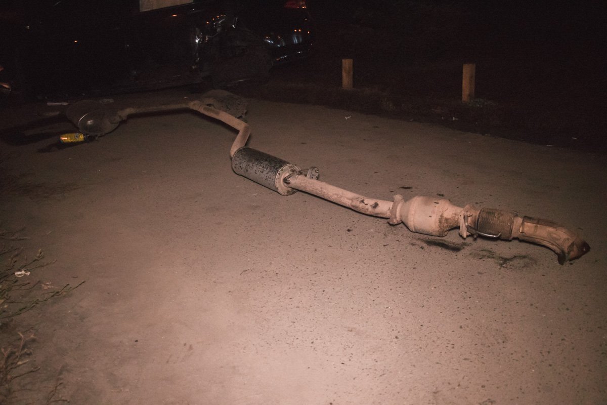 В следствии аварии, отлетела даже выхлопная труба