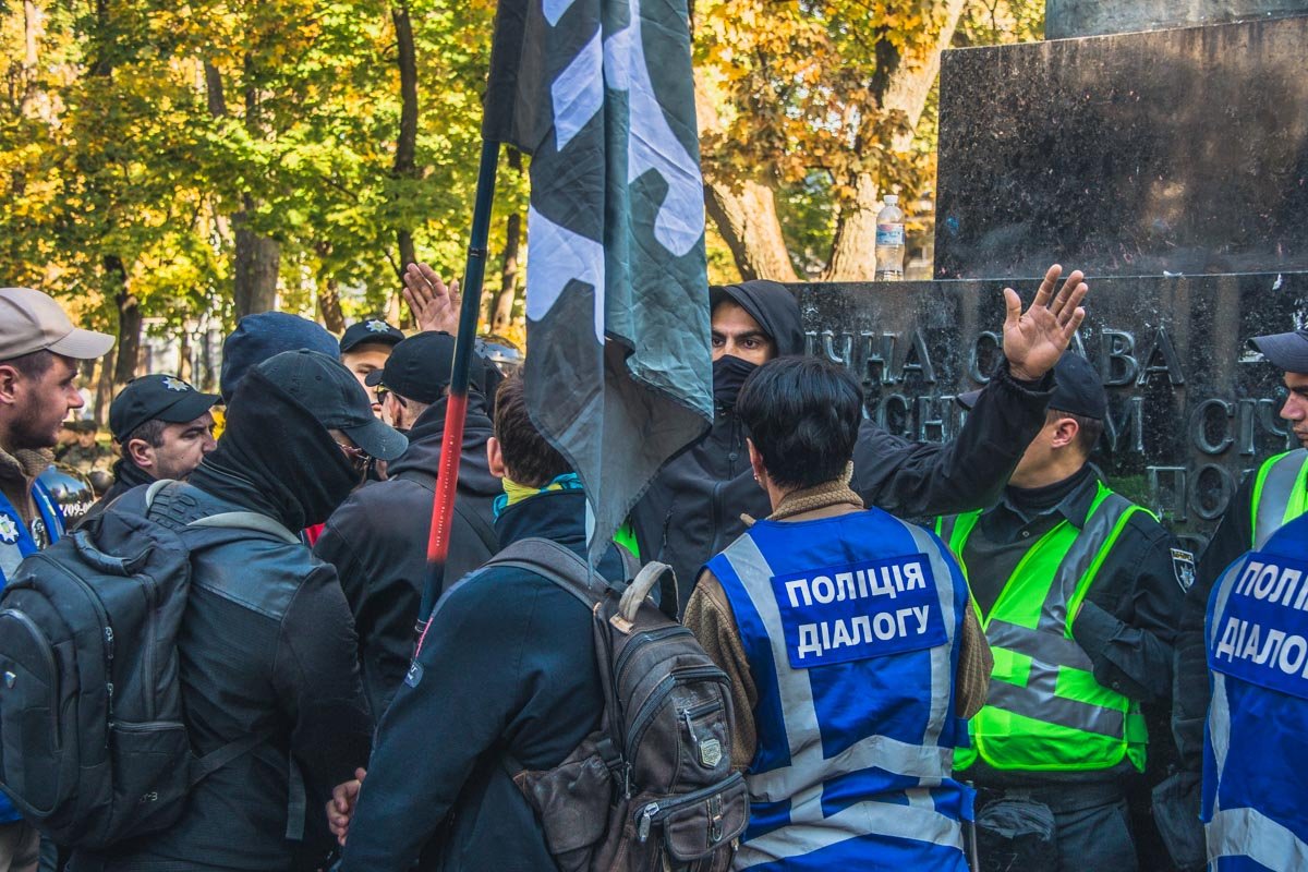 В Киеве ОУНовцы пытались снести советские памятники