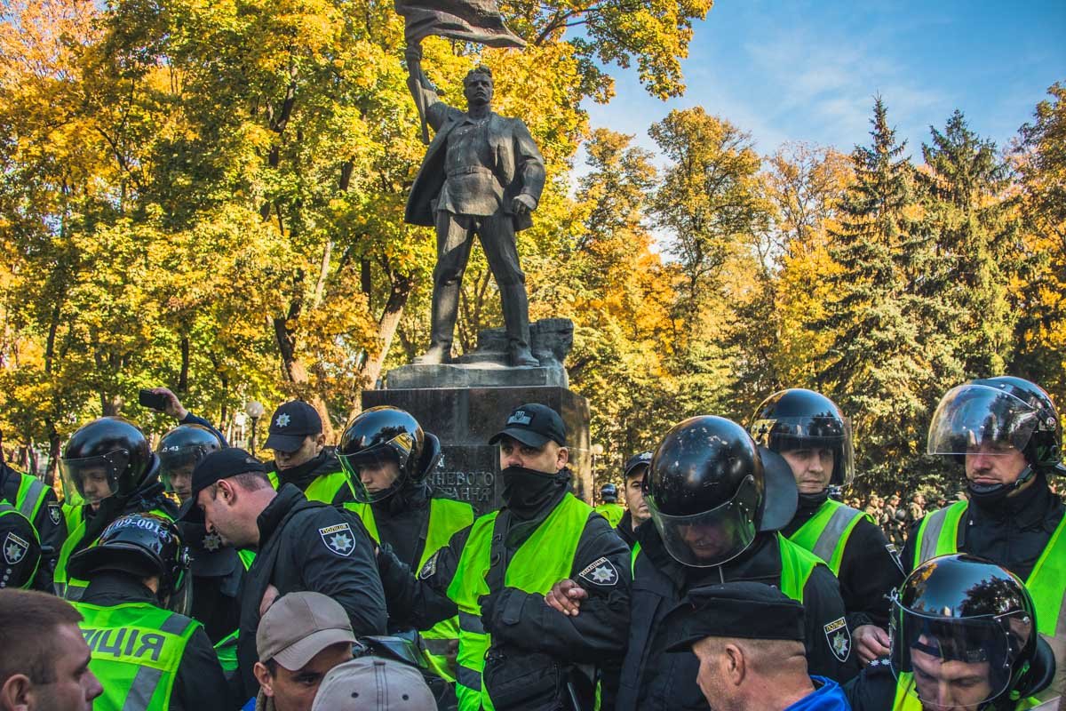 Активисты принесли с собой лестницу и яйца, которыми забросали памятник «Большевику»
