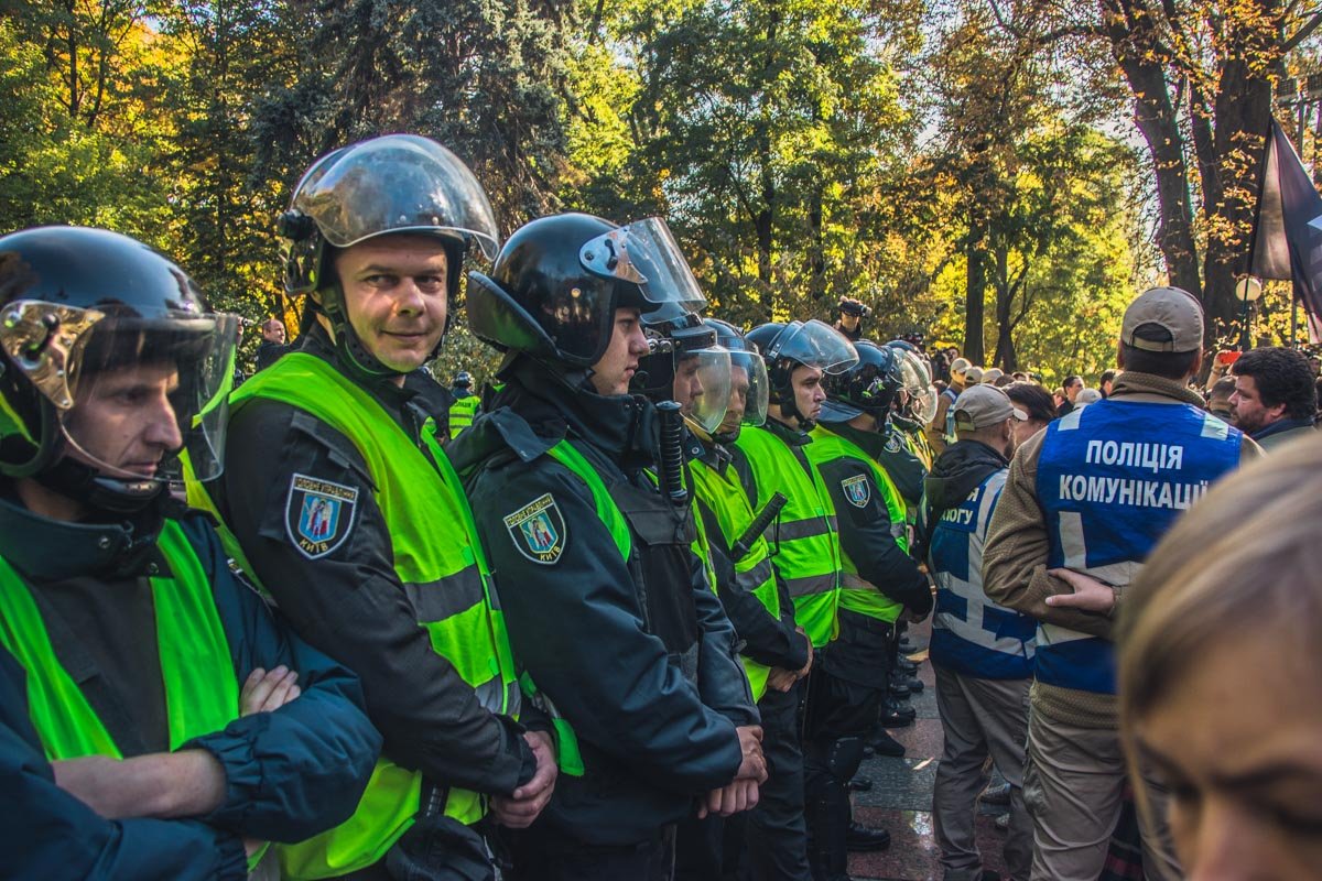 Правоохранители рассредоточены по всему Мариинскому парку