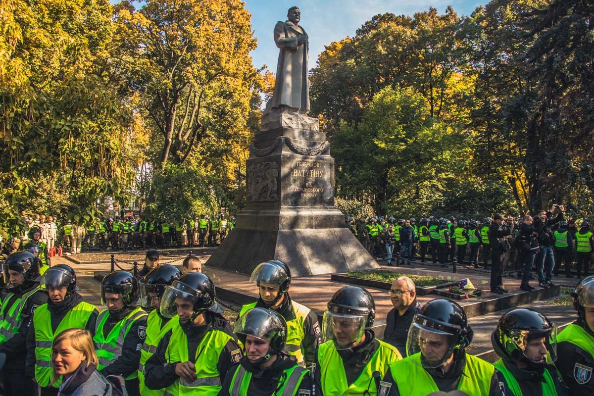 Но до него добросили принесенные с собой яйца