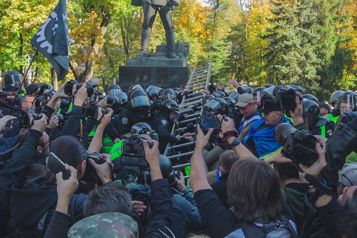 Активисты боролись с полицией всем, что попадалось под руку, в ход шли даже стремянки