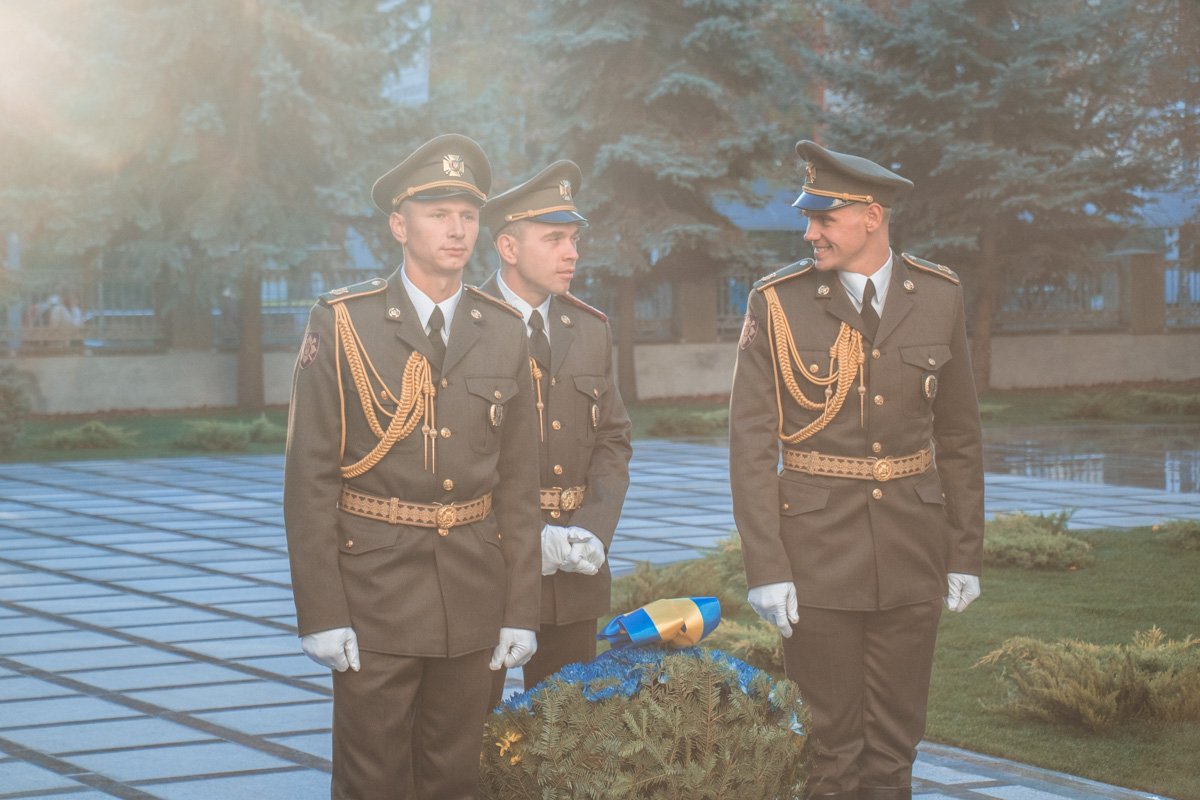 В первую очередь военные возложили цветы к монументу
