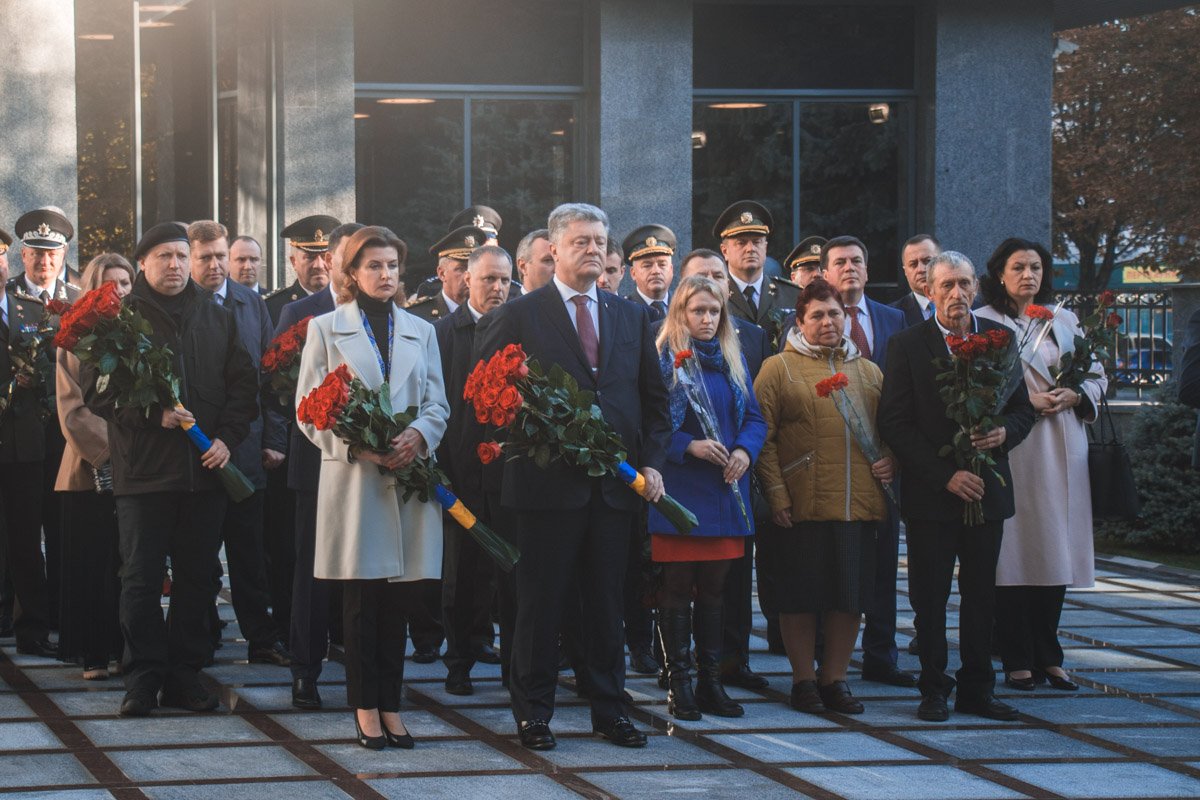 Петр и Марина Порошенко с семьями погибших несут цветы к памятнику, чтобы почтить память тех, кто не вернулся с Востока