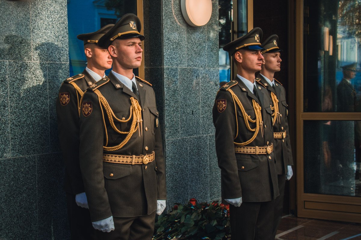 Молодые военные в парадной форме встречали всех гостей мероприятия 