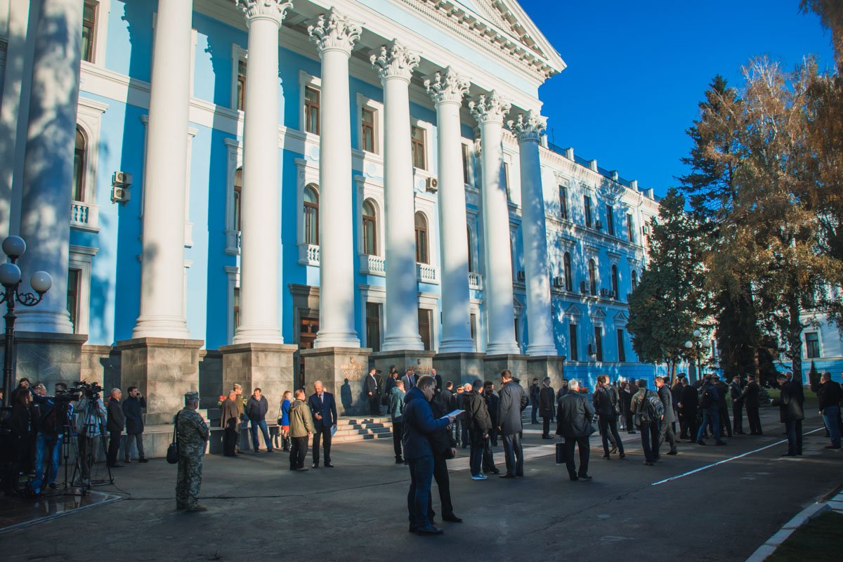 Перед началом все собрались у здания Министерства обороны Украины