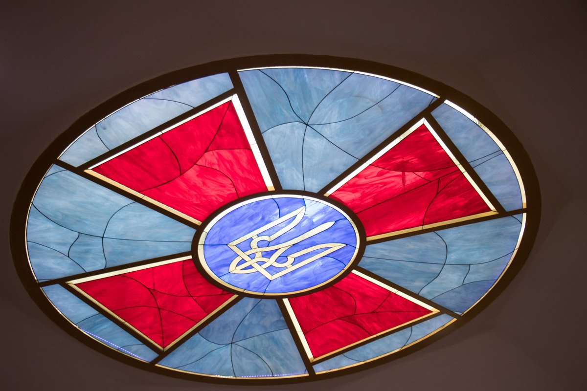  Зал украшен витражом в форме знака Вооруженных Сил Украины, через который в него падает свет
