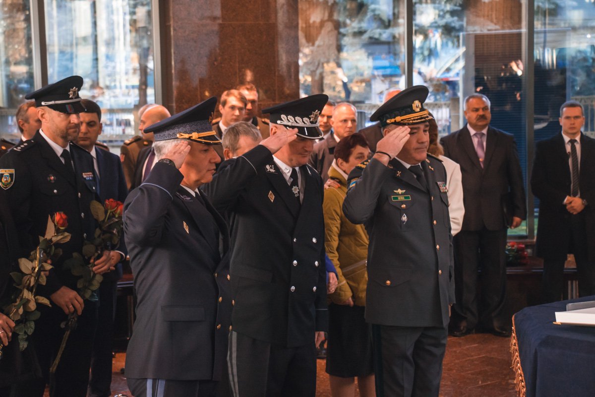Военные отдают честь перед Книгой памяти