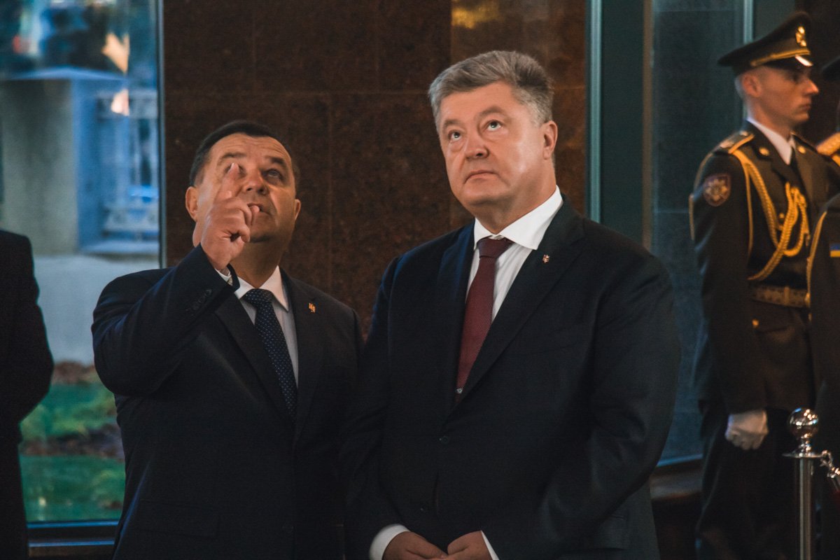 Полторак демонстрирует президенту витражи на потолке