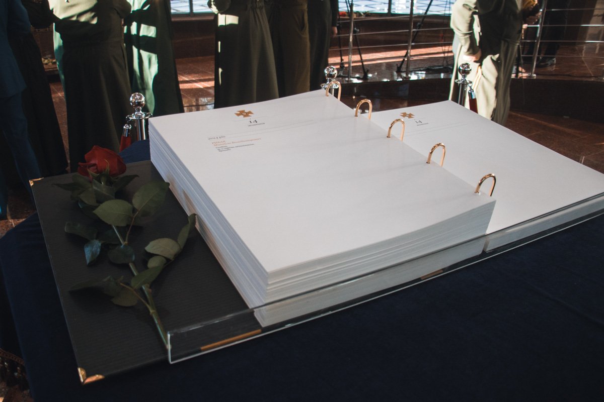 Книга памяти, в которую вписаны имена украинских военных, погибших на Востоке Украины