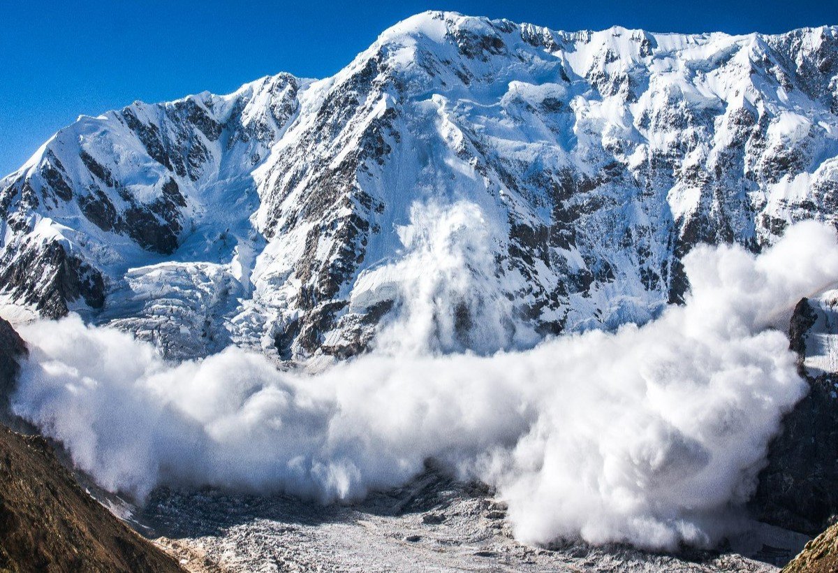 В Карпатах выпал первый снег, а там где появляется снег - там и возникает опасность лавин В Карпатах выпал первый снег, а там где появляется снег - там и возникает опасность лавин