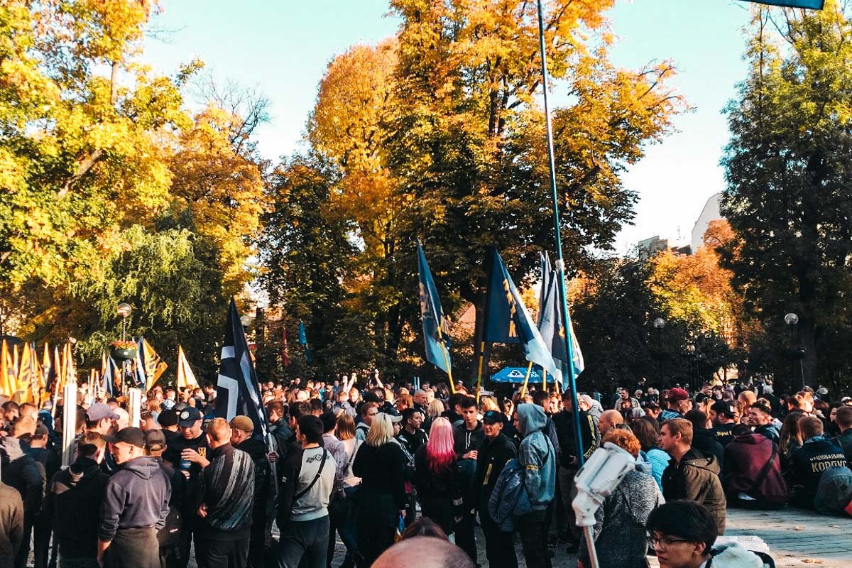 В мероприятии принимают участие такие организации, как «Национальный корпус», «Свобода», «Правый сектор», «Конгресс украинских националистов» и другие В мероприятии принимают участие такие организации, как «Национальный корпус», «Свобода», «Правый сектор», «Конгресс украинских националистов» и другие