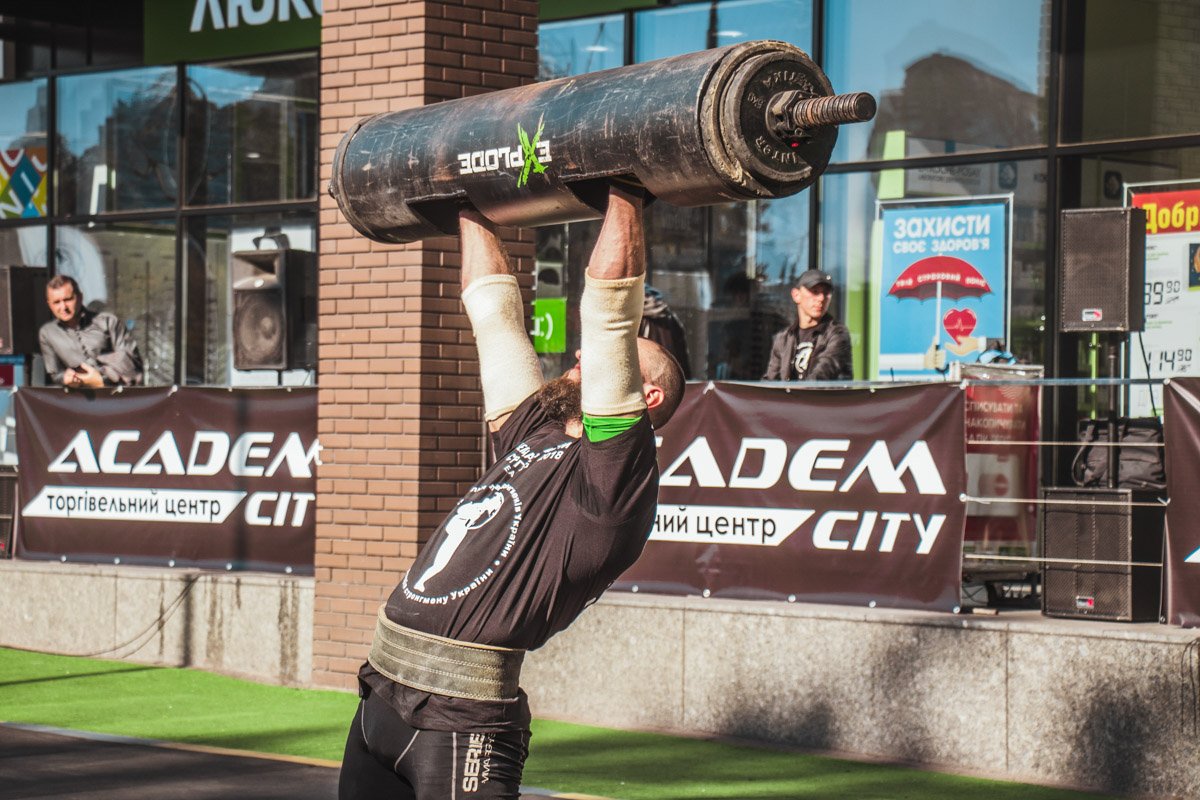 Участники подымали колеса грузовых машин и логлифты на время