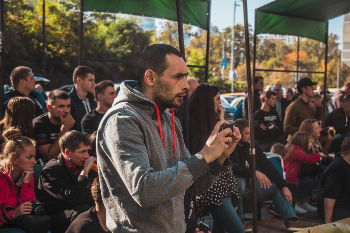 Зрители снимали все происходящее на свои смартфоны