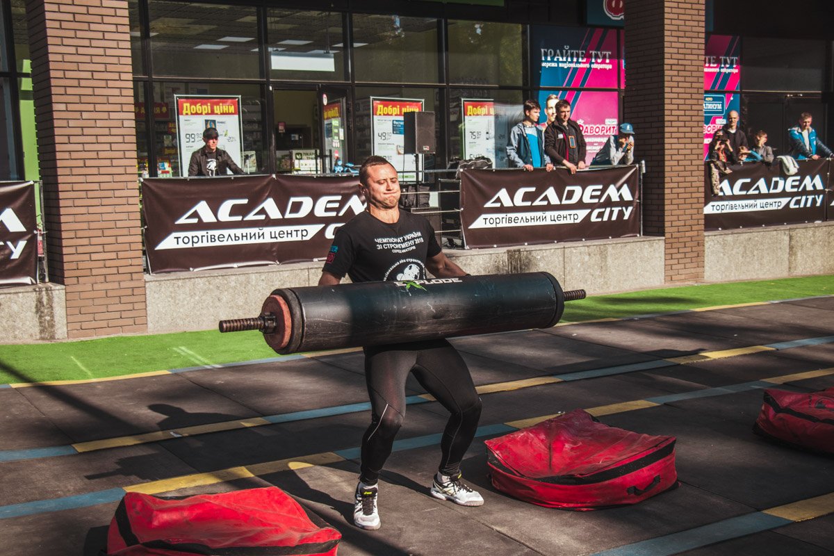 Задача участника - поднять логлифт на вытянутых руках как можно больше раз за минуту