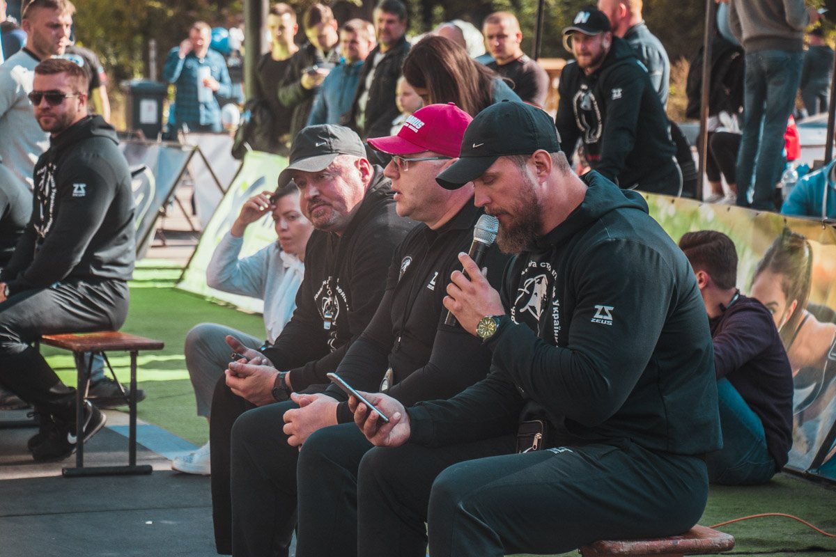 Ведущий следил за ходом событий и озвучивал результаты