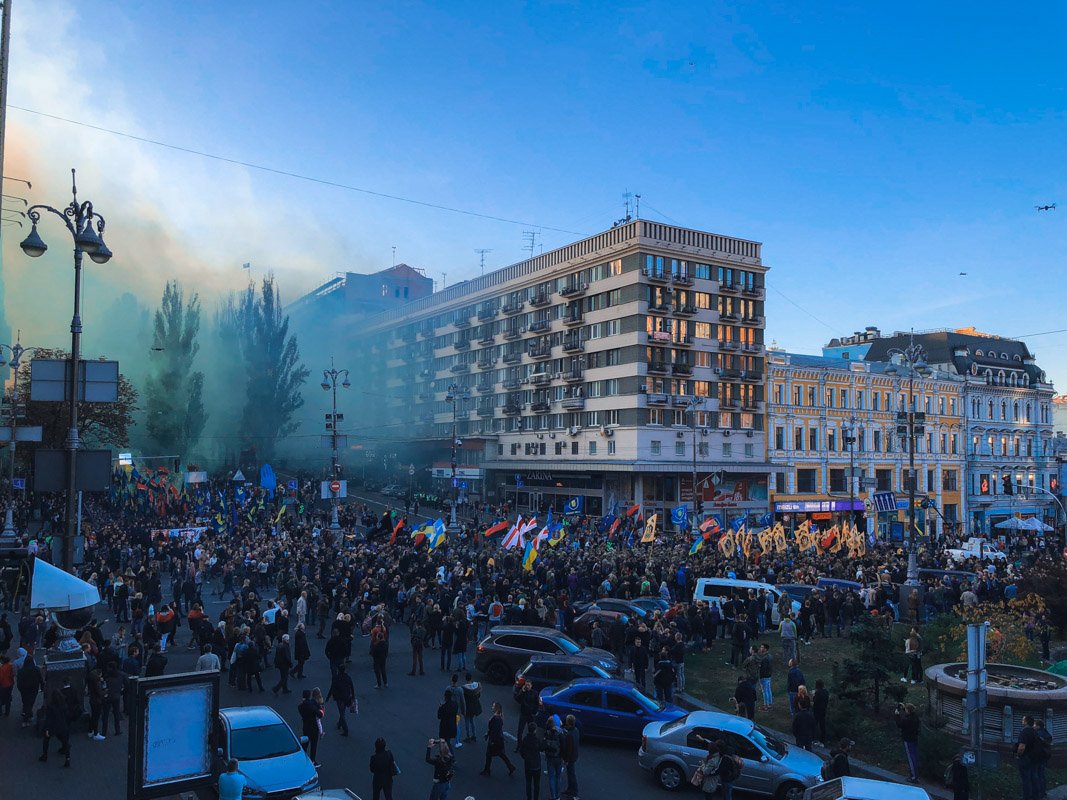 Цветной желто-синий дым 