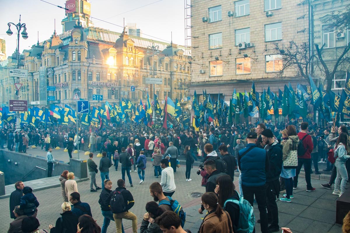 Колонна поворачивает на Крещатик