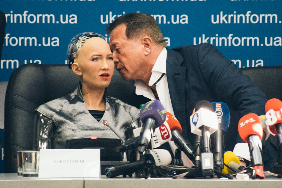 София программируется на беседу заранее, а не импровизирует