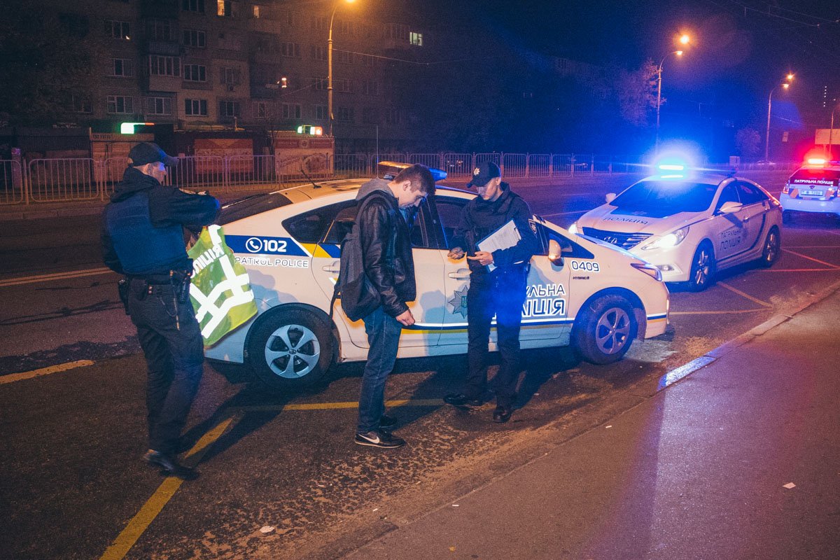 Авария произошла на пересечении бульвара Перова и улицы Запорожца Авария произошла на пересечении бульвара Перова и улицы Запорожца