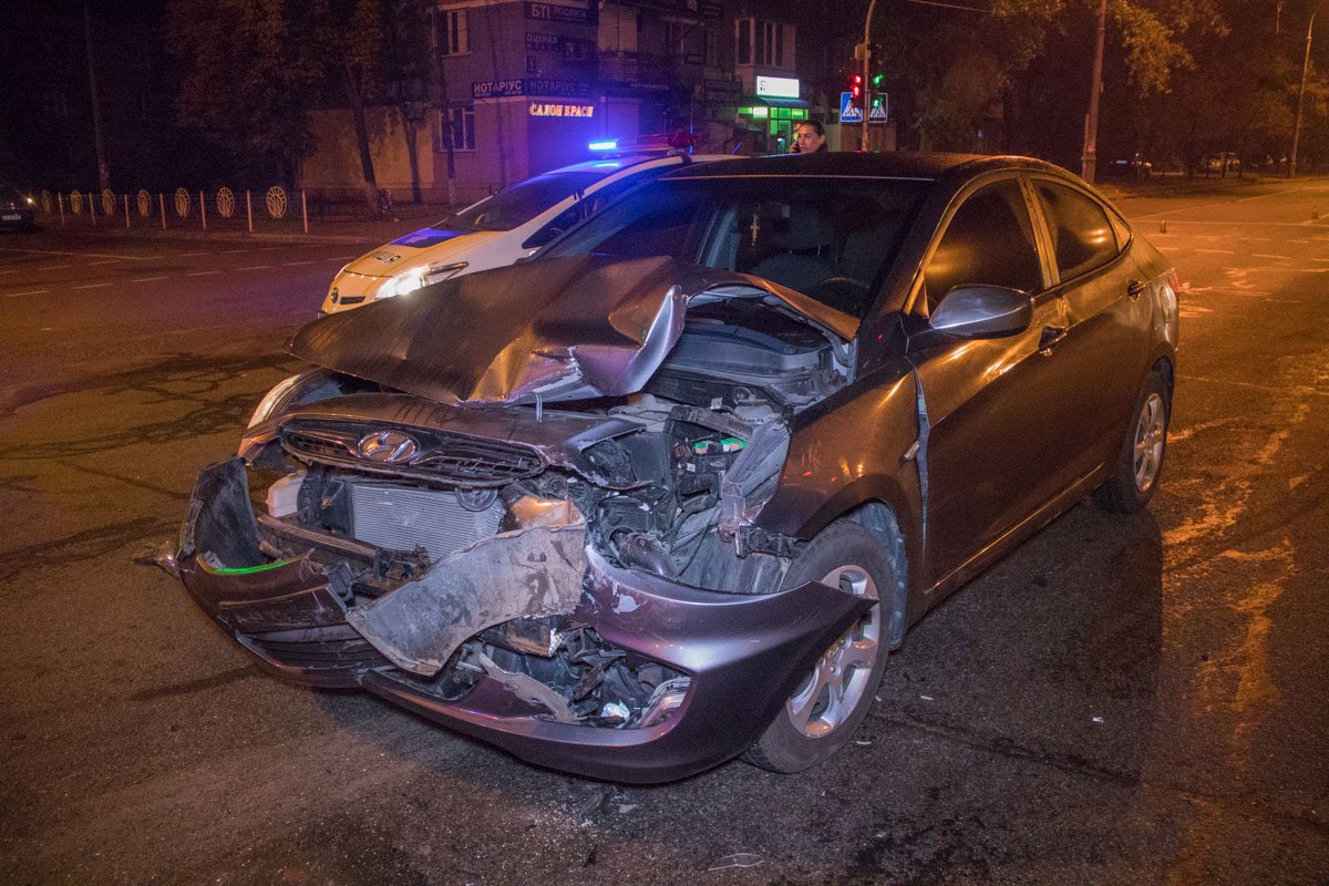Водитель Opel врезался в две машины, которые ехали по соседним полосам. Водитель Opel врезался в две машины, которые ехали по соседним полосам.