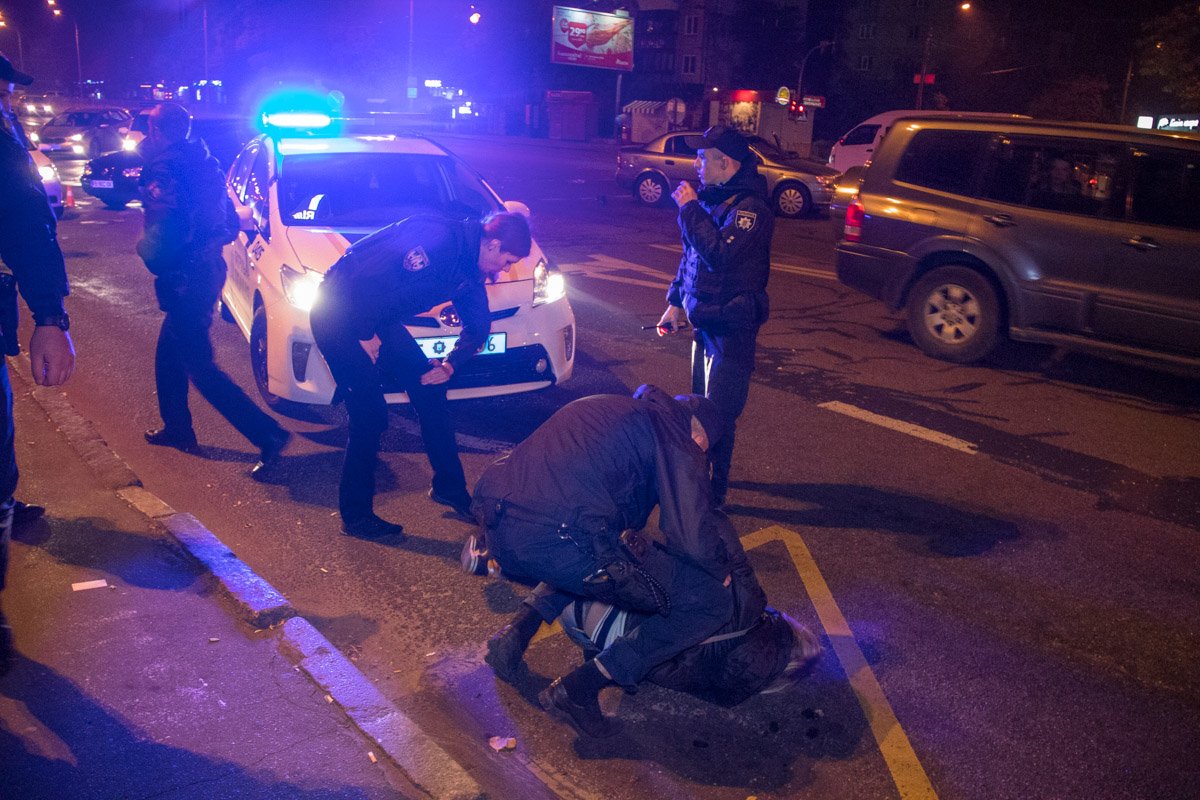 В Киеве арестовали пьяных грабителей, оказавших агрессивное сопротивление полиции В Киеве арестовали пьяных грабителей, оказавших агрессивное сопротивление полиции