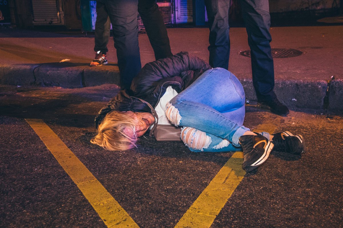 Одна из задержанных - беременная женщина, которая пыталась напасть на патрульную машину Одна из задержанных - беременная женщина, которая пыталась напасть на патрульную машину