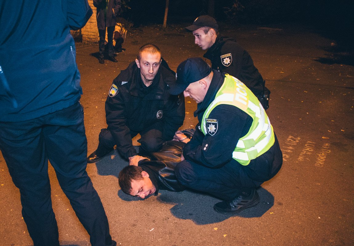 Молодые люди находились в состоянии алкогольного опьянения и вели себя агрессивно Молодые люди находились в состоянии алкогольного опьянения и вели себя агрессивно