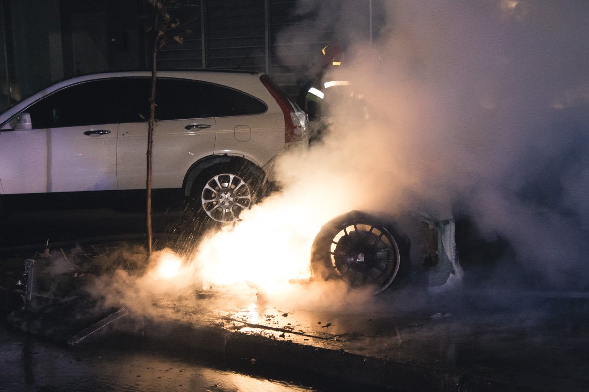 В центре Киева сгорел автомобиль Porsche Panamera