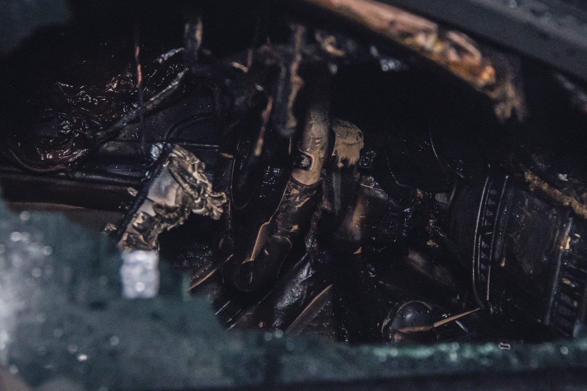  Огонь повредил машины, стоящие по соседству: иномарки Honda CR-V и Toyota Camry